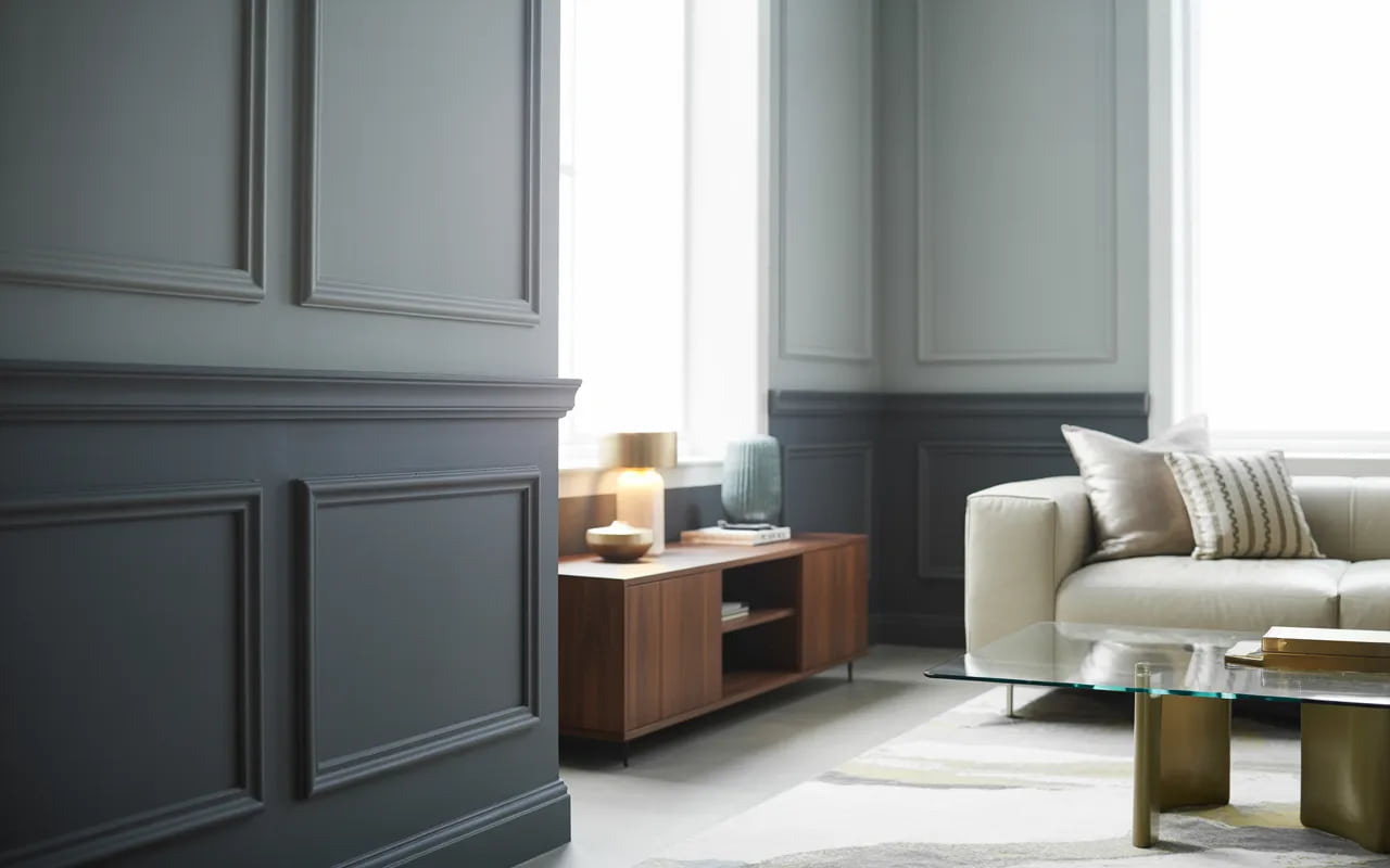 Living room with two-tone walls, darker grey on the bottom and light grey on top, contemporary design