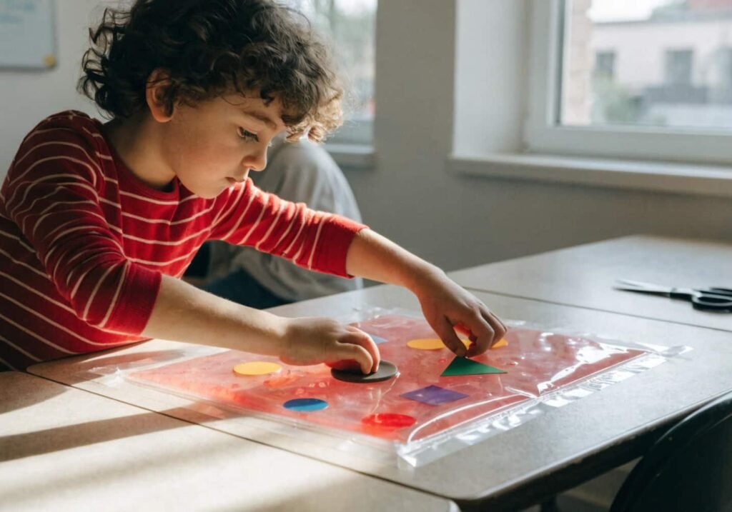 No-mess sensory bag craft with colored gel used for kindergarten fine motor practice.